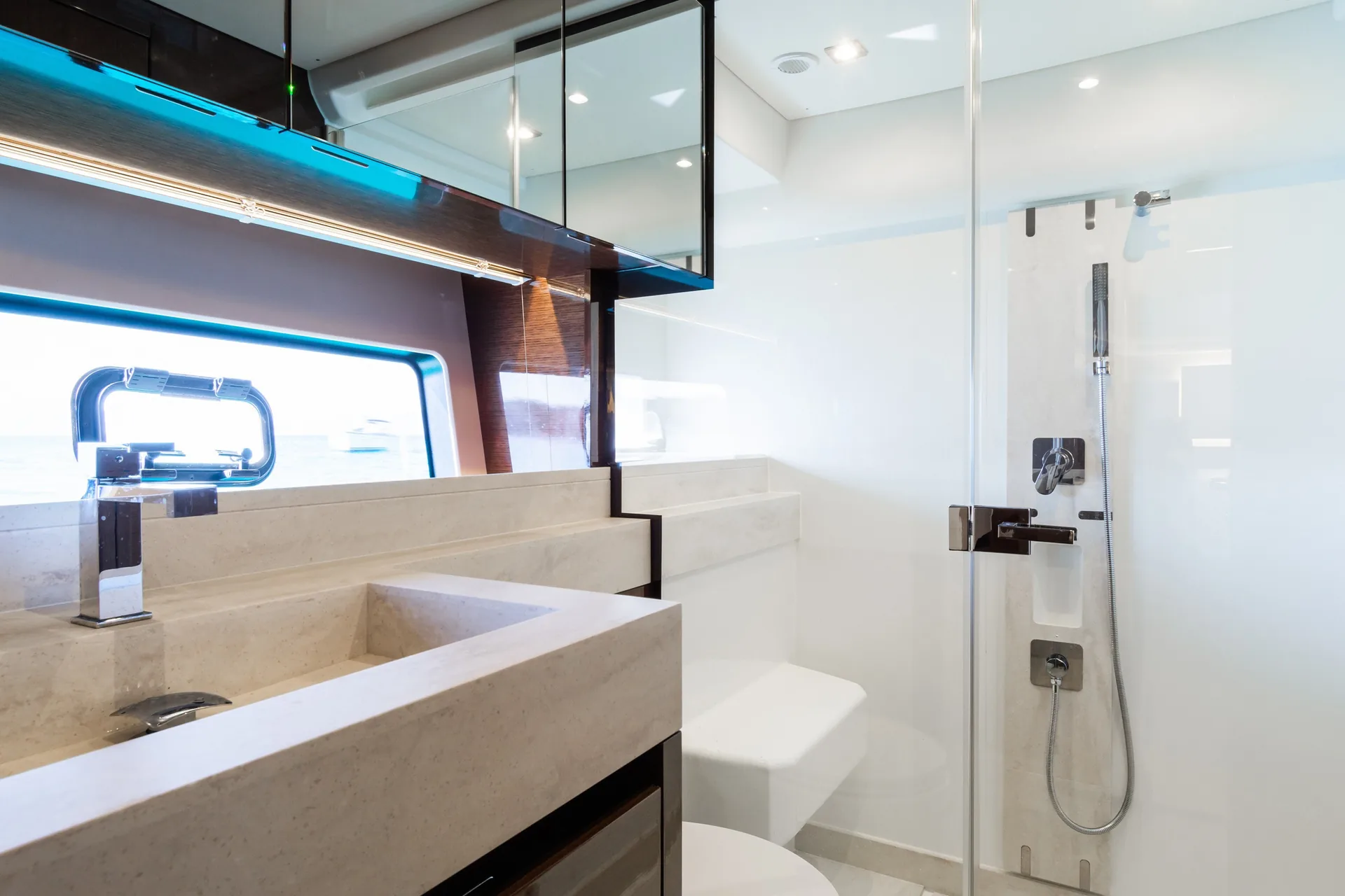Prestige 590 — photo 12 location yacht Monaco