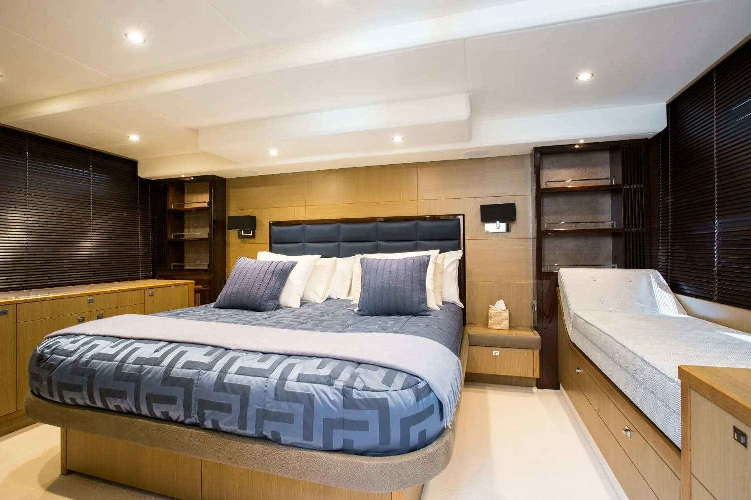 PRINCESS V64 - photo 12 location yacht Monaco